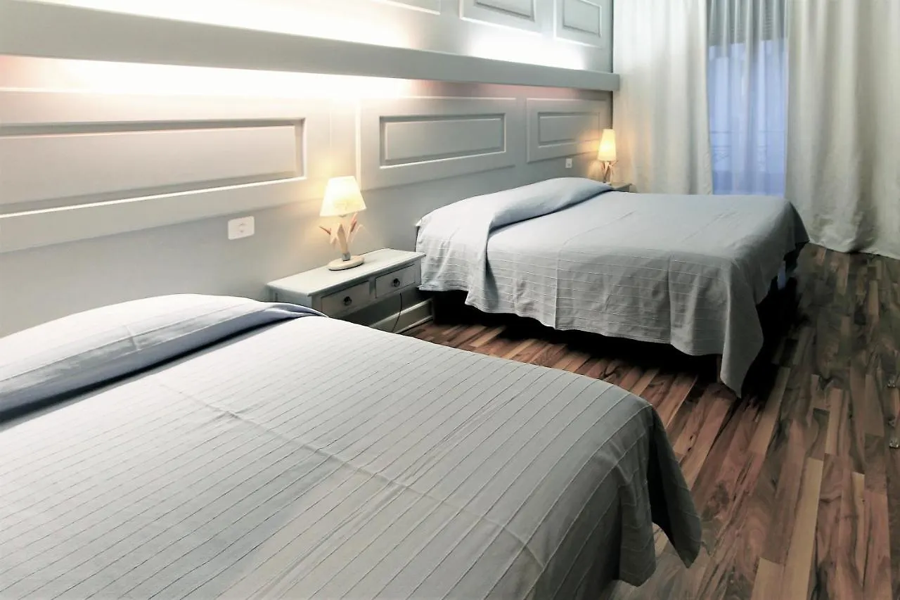Hotel Les Arcades contacts